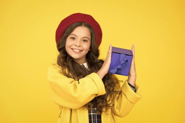 Piyango çıktı. Küçük kız çok güzel bir hediye. Özel bir şey. Doğum gününü kutlayalım. Çocuk doğum günü hediyesini seviyor. Hediye için minnettar hissediyorum. Sürpriz ve hoş bir hediye kutusu. Gülümseyen çocuk hediye kutusu