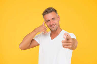 Beni hemen ara. Mutlu adam gösterisi bana işaret eden parmak de. Merkezi ara. Satış çağrısı. Reklam ve satış. Telefondaki satışlar