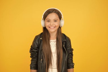 Mutlu bir gülümseme hippi şehirli stil kızı. Yaşam tarzı konsepti. Kulaklıklı motorcu çocuk. Deri ceketli küçük kız. Sonbahar modası. Çocuk dinle rock müzik. Küçük okul radyo DJ 'i. Bayan DJ uzun saçlı.