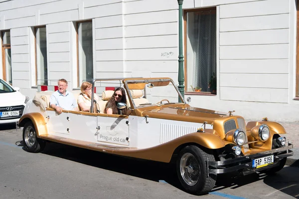 Prague, République tchèque - 03 juin 2017 : les voyageurs sont assis dans une vieille voiture. Véhicule vintage stationné dans la rue. Destination historique. Visite guidée. Voir les monuments de la ville. Voyage et voyage. Transport classique — Photo