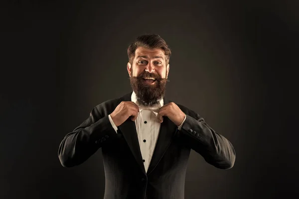 Clássico e elegante. O noivo feliz fixa o laço na moda. Homem barbudo no estilo do baile de finalistas. Aparência na moda de modelo de moda. Fato de baile e de casamento. Moda e estilo — Fotografia de Stock