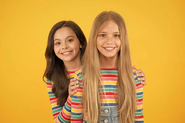 Los niños son el futuro. Niños felices con el pelo largo de fondo amarillo. Niños pequeños en estilo casual. Pequeños niños lindo sonriendo. Día internacional de los niños —  Fotos de Stock