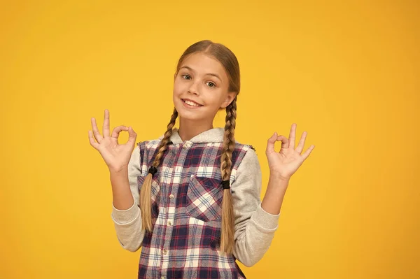 Está tudo bem. Feliz dia das crianças. jaqueta quadriculada menina pequena. Hora do Outono. hipster menina fundo amarelo. escola feliz menina estilo casual. moda infantil. criança bonito cabelo loiro. felicidade infantil — Fotografia de Stock