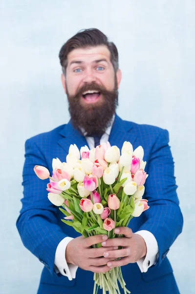 C'est pour toi. Le printemps arrive. Salutations. Homme barbu bouquet de tulipes. Journée des femmes. Le 8 mars. Cadeau de printemps. Homme barbu hipster avec des fleurs. Célébrez le printemps. Je fais une surprise. Messieurs aux tulipes — Photo