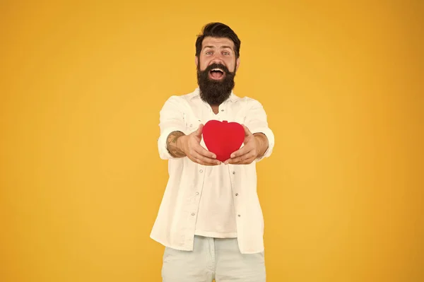 Les soldes de Saint Valentin. joyeuse Saint-Valentin. poblèmes cardiaques et maladies. avoir de saines habitudes de vie. prévenir les crises cardiaques. tomber amoureux. homme barbu coeur rouge. brutal hipster fond jaune — Photo