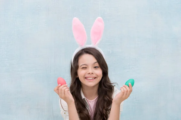 Compras de atributos de férias. Ovos de Páscoa. Origem do coelho da Páscoa. Símbolos e tradições da Páscoa. Criança brincalhão com ovos tingidos. Conheça férias de primavera. Menina pequena criança easter bunny acessório — Fotografia de Stock