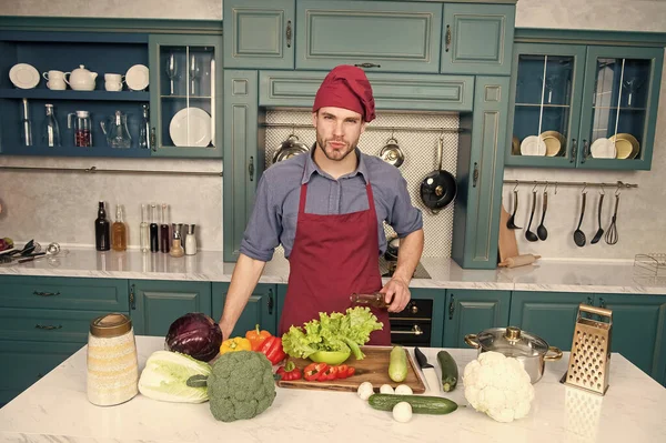 Añadir a su dieta. beneficios para la salud de los alimentos orgánicos. El hombre vierte vinagre de vino. ingrediente secreto. chef cocinero en la cocina. importante fuente de nutrientes. producto de pérdida de peso. Fuente de Antioxidan —  Fotos de Stock