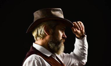 Mükemmel erkek. Dedektif onayı ya da selamlaması. Trilby şapkası. Eski tarz geniş kenarlı şapkalı bir adam. Retro şapkalı adam. Takım elbiseli vahşi sakallı hippi. Mafya Erkekler Kulübü. Olgun kovboy