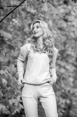 Sportif kız. Kadınlar parkta sonbahar sezonunun tadını çıkarırlar. Sıcak örgü. Pratik ve konforu hisset. Model örgü giysileri arka planda kalır. Doğada rahatlayan, örgü elbise giyen bir kız. Dinlenmek için kıyafetler.