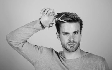 Modern berber dükkanı. Aletli hippi. Saç kesimi tasarlıyorum. Yüz bakımı. Kâkülleri kes. Moda ve güzellik. Taze saç stili. Berber dükkanı konsepti. Berber salonu. Kişisel stilistim. Sakallı adam makası tut.