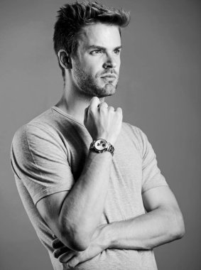 Dakik ol. Yakışıklı hippi kol saati takan bir adam. Pahalı bir aksesuar. Kendine güvenen maço lüks saat mavi arka plan. Dahice mekanik saat mekanizması ile çalışıyor. Saat tamiri