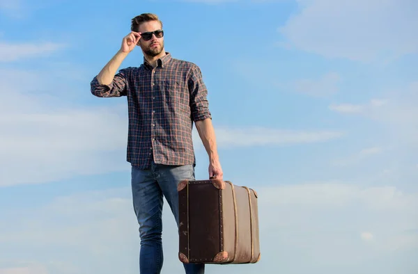 Viaja a menudo. viajero espera el vuelo. Muévanse. sexy hombre cielo fondo. hombre de negocios con gafas. viaje de negocios. macho hombre turístico bolsa de viaje. estilo de moda masculina. se ve tan de moda —  Fotos de Stock