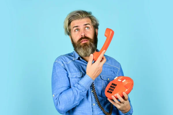 Nincs válasz. vintage kommunikációs eszköz. Üzletember beszél egy régi telefonon az irodájában. agilis üzlet. vintage helyhez kötött telefon. Helló, 80-as évek. Férfi bajusszal gazdaság vintage telefon — Stock Fotó