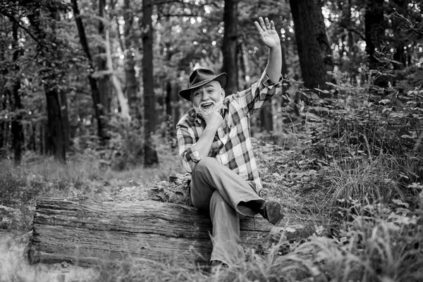 La persona pretendía habilidades mágicas. Concepto de mago leñador. Magia popular. Hombre maduro con barba en sombrero. Viejo sabio. Mago en el bosque. Remedios herbarios. Curandero raro. Supernatural o supersticioso — Foto de Stock