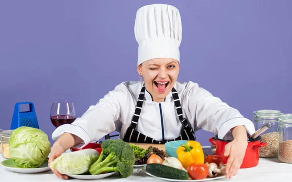 Åta dig att vara i form. Kock kock i kommersiellt kök. Professionell kock med hälsosamma produkter. Glad leende kock laga mat med olika grönsaker. Redo att laga ny maträtt. Färsk vegetarisk sallad — Stockfoto