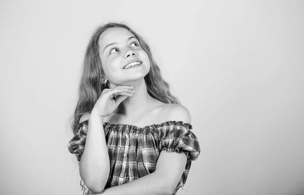 Conceito de felicidade. Seja positivo e continue sorrindo. Pequena criança cabelo longo alegre rosto sorridente. Menina sorrindo feliz. Modelo de beleza adorável com sorriso bonito. Feliz infância. Emoções positivas — Fotografia de Stock