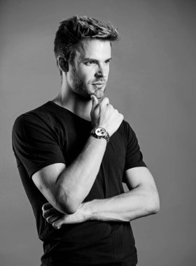 Yeni saç kesimi zamanı. Yakışıklı adam. Özgüven ve karizma. İş adamı saati gözcüsü. Kot elbiseli adam. Adam modaya uygun görünüyor. Model. Sıradan bir tarz. Erkek cinselliği. Erkek bakımı. Tıraşsız adam.