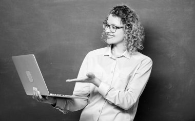 E-öğrenme sistemi. E-öğrenme. İnternet üzerinden eğitim. Tahtadaki öğretmen kız. Online eğitim. İşletme. Modern teknoloji. Modern okuldaki kız. Bilgisayarlı mutlu öğrenci.