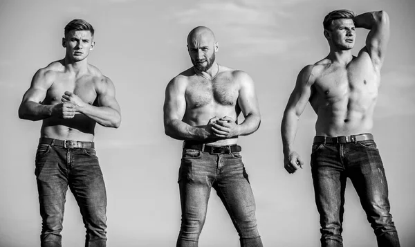 Plein d'énergie. Inspirer une meilleure santé. trois hommes musclés au ciel. culturistes sportifs. concept sportif. Des hommes sexy au corps musclé. Brutal macho. Les hommes forts sont sexy. montrant abdos et biceps — Photo