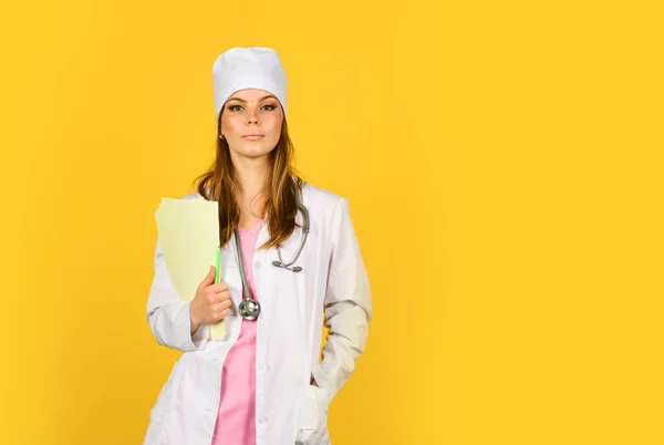 Medizinische Dokumente. Krankenschwester halten Patientenakte. Informationsdaten. Therapeut in Uniform. Krankengeschichte verschreiben. Frauen arbeiten in der Klinik. Arzt mit Stethoskop im Krankenhaus. Mädchen mit Ordner — Stockfoto