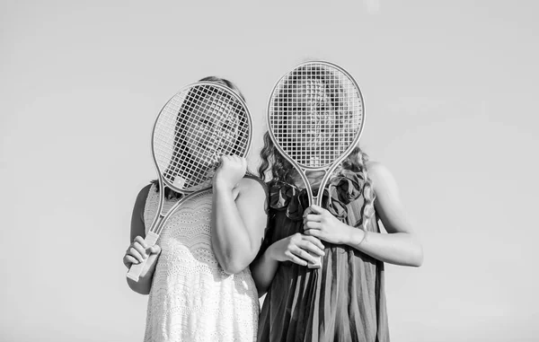 Ομάδα κοριτσιών. Μικρά κορίτσια με ροζ ρακέτα του τένις. Καλοκαιρινή διασκέδαση Αθλητικός αγώνας. Ενεργή ζωή. Τα παιδιά παίζουν τένις μπλε φόντο του ουρανού. Αθλητικά παιδιά. Παιχνιδιάρικα χαρούμενα παιδιά. Ευτυχισμένη παιδική ηλικία. Θετικό — Φωτογραφία Αρχείου
