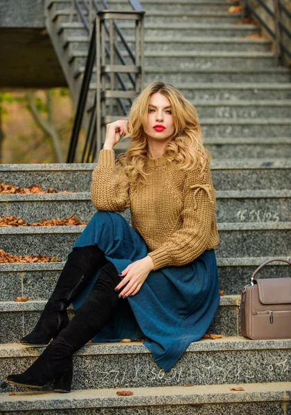 Wearable trends. Layer oversize knit over girly skirt. Fall outfit formula. Style Sweater and Skirt Combo for Fall. Woman gorgeous hairstyle sit on stairs outdoors. Warm autumn. Fall fashion trend — Stock Photo, Image