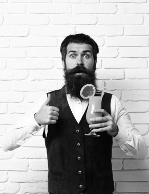 Şaşırdım sakallı, yakışıklı adam.