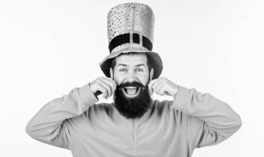 Oynak hissediyor. Saint patricks günü kutluyor mutlu sakallı adam. Yeşil giymiş sakallı İrlandalı adam. Hippi cüce şapkası ve bıyık twirling kostüm. Mutlu saint patricks günü