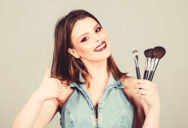 Kadın makyaj fırçası uyguluyor. Profesyonel makyaj malzemeleri. Farklı fırçalar. Makyaj kozmetik konsepti. Kadınlık vurgulamak. Kız göz gölgeleri uygular. Cilt Bakımı. İyi görünüyorsun ve kendini güvende hissediyor