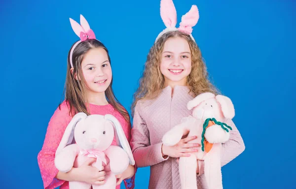 В стиле кролика. Дети в кроличьих ушах. Весенний праздник. Охота за яйцами. Семья и сестринство. Маленькие девочки с заячьей игрушкой. Счастливой Пасхи. Красавчик. Кролик и заяц. Кролик, чем любой кролик — стоковое фото