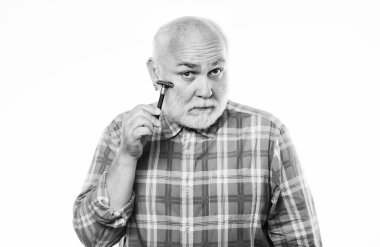 Berber salonu. Keskin bir bıçak. Pürüzsüz, temiz ten. Sakallı yakışıklı berber dikkatli bir şekilde sakal tıraşı yapar. Sakal tıraşı. Büyüyen sakal. Berber dükkanı konsepti. Berber vintage ekipmanı