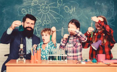 okul çocukları bilim adamı bilim eğitimi. Okula geri dön. mutlu çocuk öğretmen. Okul laboratuvarında kimya öğrenen küçük çocuklar. laboratuvarda mikroskop ile bilim deneyleri yapan öğrenciler