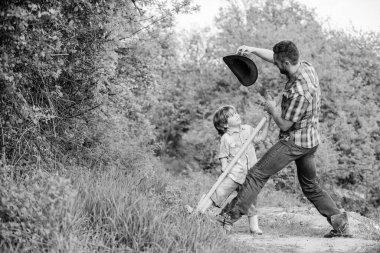 Bahçedeki küçük yardımcı. Doğadaki sevimli çocuk, eğlenceli kovboy babası. Hazineleri bul. Kürekle hazine arayan küçük bir çocuk ve babası. Macera ruhu. Hazineler için macera avı