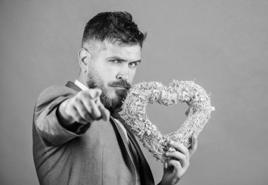 Sevgililer günün kutlu olsun. Hipster kalp sembol sevgi tutun. Aşk için aile tatil getir. Romantik sürpriz. Aşk katı giyim resmi elbiseli adam valetines gün yeşil arka plan kutlamak. Spread Love çevresinde