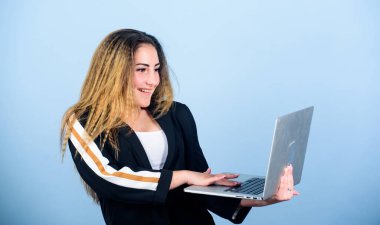 Önemli veriler. Blogculuk ve dijital pazarlama. İnternette mutlu öğrenci çalışması. Modern hayatta yeni teknoloji. Kadın bilgisayar kullanıyor. Çevik iş. Siber pazartesileri kız alışverişi