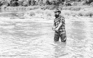 su sporları. yaz hafta sonu. Mutlu sinek balık. balıkçı göstermek balıkçılık tekniği çubuk kullanın. suda sakallı balıkçı. hobi ve spor aktivitesi. olgun adam balıkçılık sinek. adam balık yakalamak