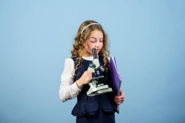 Laboratuvarda bilim araştırması. Mikroskobu olan küçük dahi kız. Eğitim ve bilgi. Küçük kız bilim adamı deneyi. Okula dönüyorum. Çocuk biyolojisi dersi. Geleceği keşfet. Öğrenci hayatından zevk alıyorum.