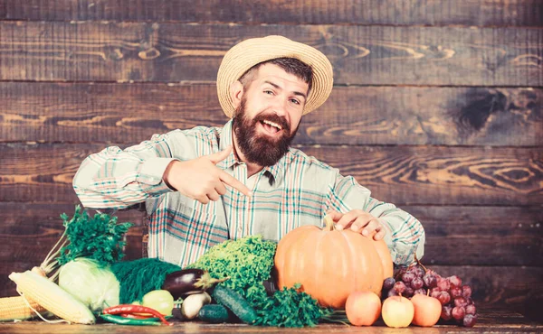 Mercato locale. Concetto di coltura coltivata localmente. Verdure fatte in casa. Acquista verdure fattoria locale. Festa del raccolto del mercato agricolo. Vendere verdure. Uomo contadino barbuto con verdure stile rustico sfondo — Foto Stock