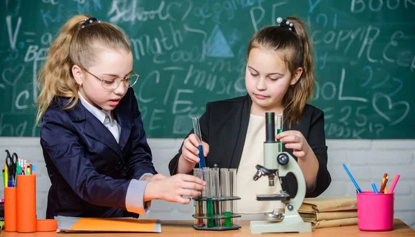 Gymnasium students with in depth study of natural sciences. Private school. Knowledge crossroads molecular biology and chemistry. School project investigation. School experiment. Science concept — Stock Photo, Image
