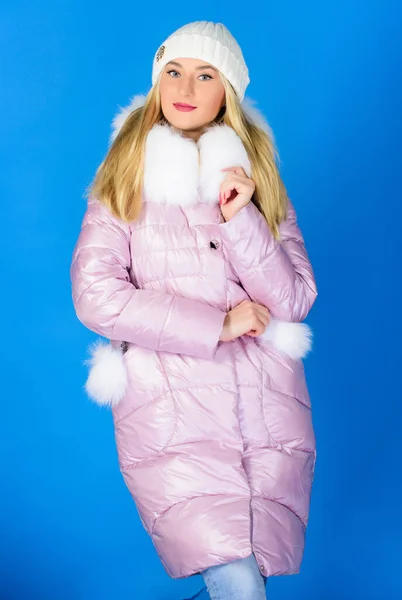 Moda glamour. Ragazza col berretto. moda eco-pelliccia. influenza e freddo. moda stagionale. buone vacanze invernali. il suo Natale. donna in cappotto imbottito caldo. bellezza in abbigliamento invernale. shopping della stagione fredda — Foto Stock