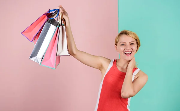 Experto en compras. Mujer en gira de compras. Descuentos y programa de lealtad. Chica con bolsas de papel. Concepto Viernes Negro. Retail y consumismo. Enamorado de su compra. Terapia de compras. Comprar regalos — Foto de Stock