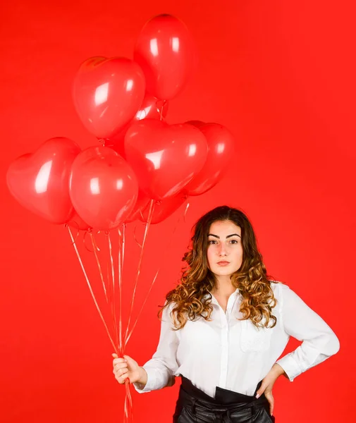 Felice donna palloncino regalo mazzo d'aria. 14 febbraio vacanza preferita. amore data sorpresa. palloncino di elio per la festa. Buon San Valentino. ragazza ottenuto palloncino cuore da San Valentino — Foto Stock