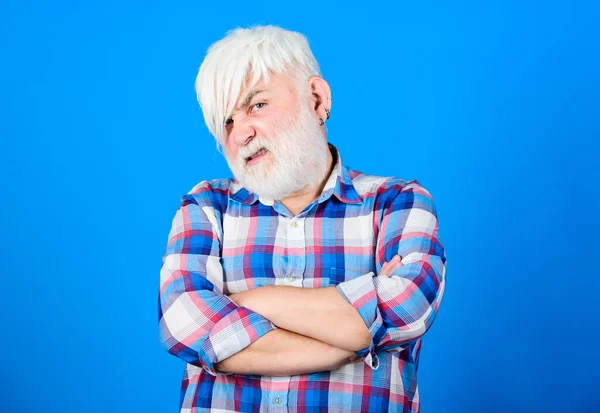 Emo亚文化。长胡子大胡子的老人.成熟的嬉皮士异常的外表.亚文化和生活方式。理发店和发型师。表达自己的发型。亚文化属性 — 图库照片