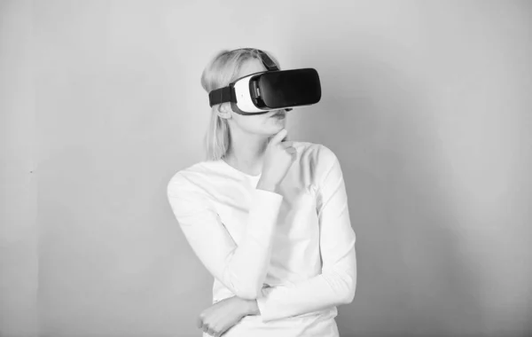 Fiatal nő segítségével egy virtuális-valóság sisak. Boldog asszony feltárása bővített világban, egymásra hatók-val digitális interfész. Virtuális valóság szemüveg izgatott mosolygó üzletasszony. — Stock Fotó