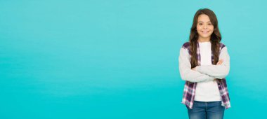 Mutlu çocuğun stüdyo çekimi. çocukluk mutluluğu. Hoş duygular. Şık bir genç kız turkuaz bir geçmişi var. Uzun saçlı güzel bir genç kız. Çocuk moda reklamcılığı. Okula dönelim. Boşluğu kopyala