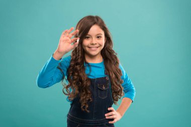 Virüs bağışıklığı. Besleyici diyet, uzun saçlı, haplı parmakları olan vücut kızına yardımcı olur. Vitamin konsepti. Vitamin takviyesine ihtiyacım var. Doğru dürüst vitamin al. Vitamin takviyesi al. Coronavirüs salgını