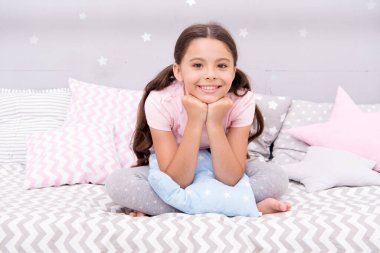 Çocuk uykusu. Mutlu bebek yatakta oturur. Küçük çocuk yatmaya gidiyor. Uyku zamanı rutini. Yatma vakti. İyi geceler. İyi uykular. Yatağında sıcak ve rahat dinlen. Gece kreşi.