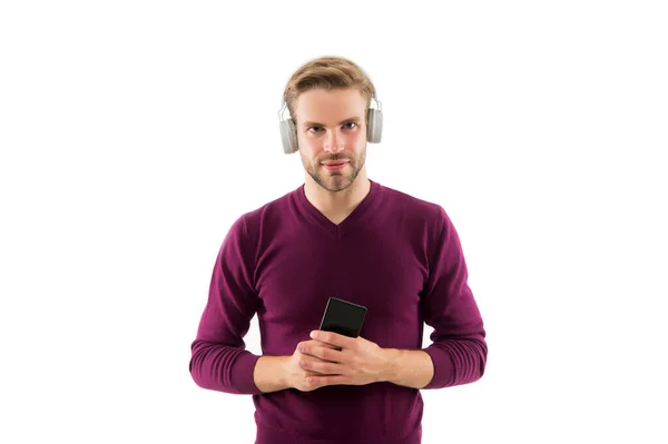 携帯電話で音楽トラックを変更する。自信のある男はMP3プレーヤーでプレイリストを開きます。カリスマ音楽愛好家。ハンサムなunshaven男は白に隔離された。男はイヤフォンで音楽を聞く — ストック写真