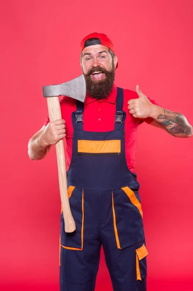 Salão de barbear. Bonito homem feliz com machado. fazendo a sua forma de barba. Agricultura e silvicultura tema. Poder e força. Conceito de perigo. Lenhador bruto com machado de ferro. conceito de cabeleireiro — Fotografia de Stock