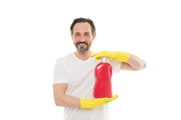 Tisztább reklám. mosószer az otthoni takarításhoz. Takarítás és munka koncepció. takarító személyzet. egy üveg mosószer. Szakállas férfi takarító felszereléssel. érett férfi visel gumikesztyűt — Stock Fotó